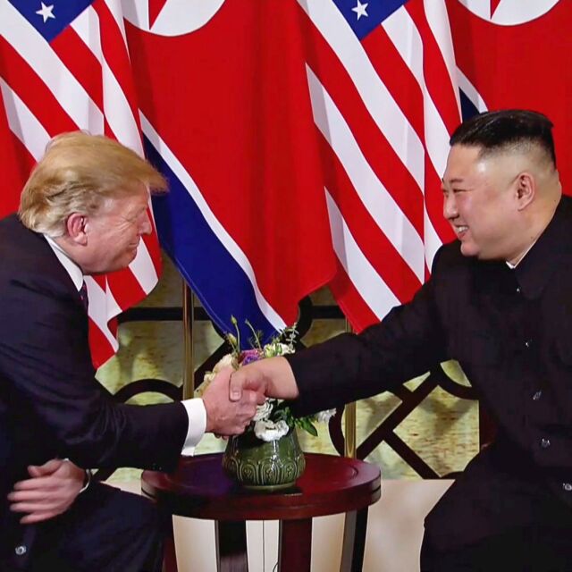 Ръкостискане и премерени усмивки белязаха началото на срещата между Доналд Тръмп и Ким Чен-ун