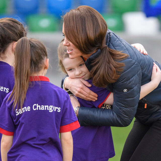 Принц Уилям и Кейт Мидълтън впечатлиха деца с футболните си умения (ВИДЕО)