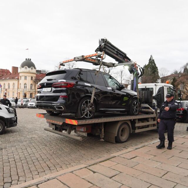 Изкараха коли от офиса на Васил Божков (ВИДЕО)