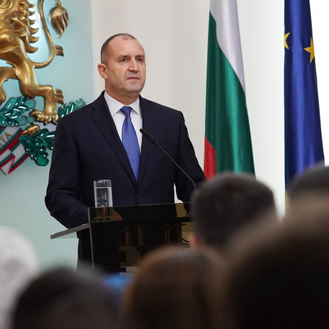 Президентът Румен Радев свали доверието си от правителството