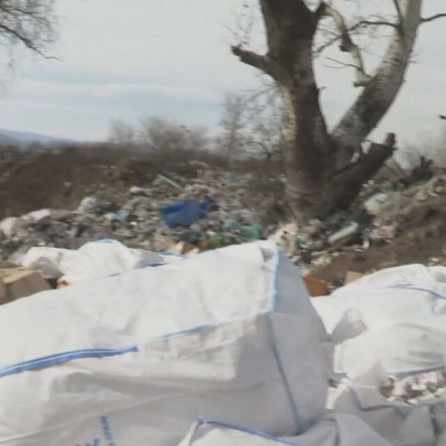 Отпадъци в чували по дигата и в коритото на река Чая 