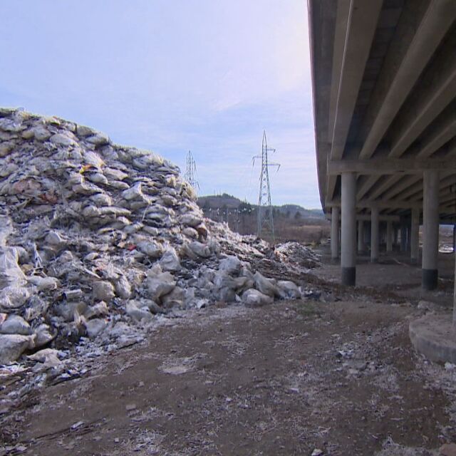 Незаконното сметище под моста край Дупница се появи отново 