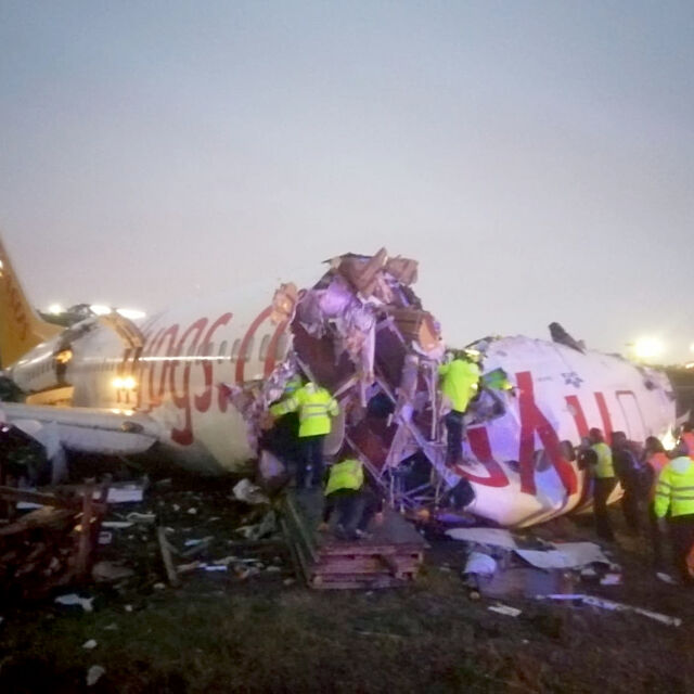 Самолет се разби на летище в Истанбул (ВИДЕО)