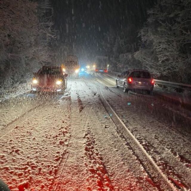 Снегът блокира пътя Велико Търново – Севлиево в посока София
