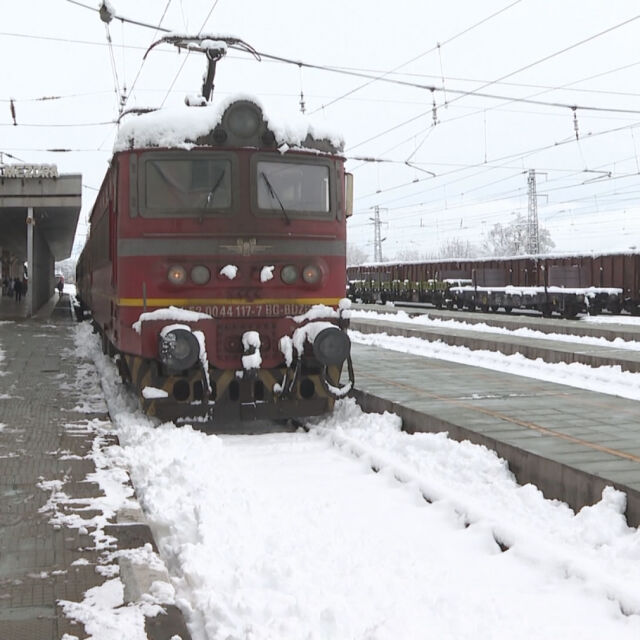 Спряно е движението на влакове по няколко направления заради снега