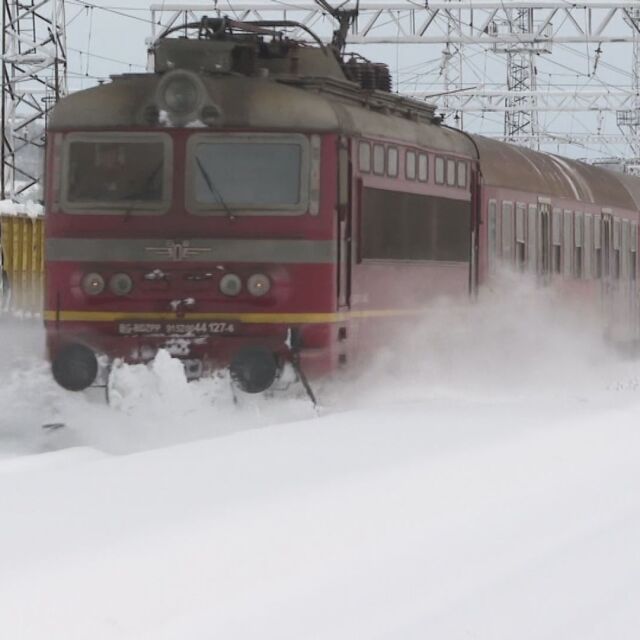 Движението на влаковете се нормализира след снежната блокада 