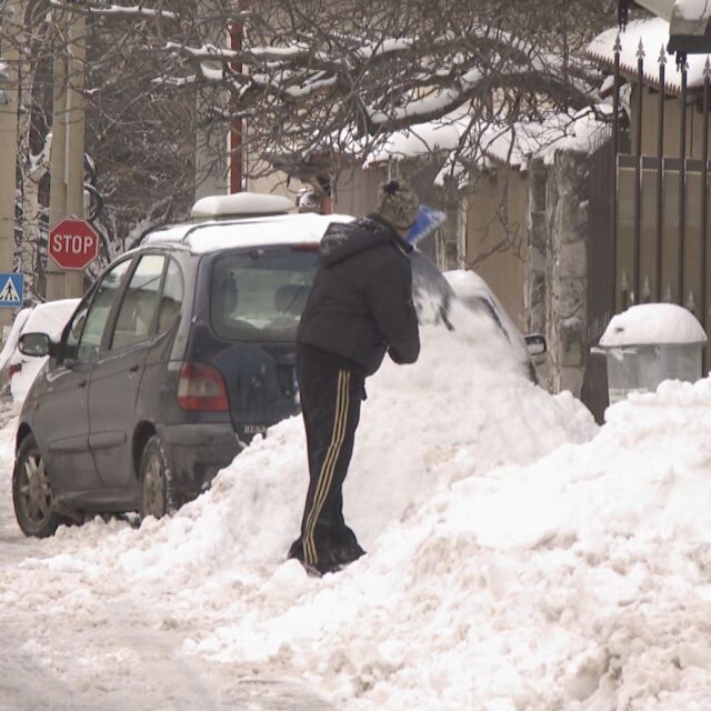 Улици под снега: Крайните квартали на София останаха непочистени 