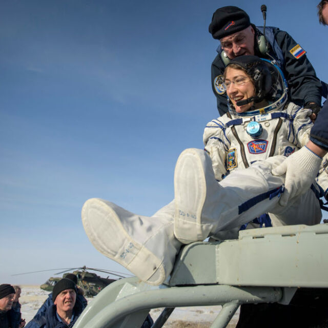 След 328 дни в Космоса: Астронавтката Кристина Кох се върна на Земята