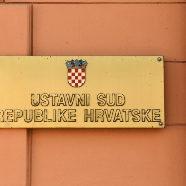 Конституционният съд на Хърватия: Гей двойките могат да са приемни родители