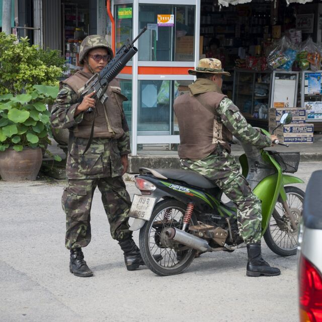 Войник уби 20 минувачи и взе заложници в Тайланд