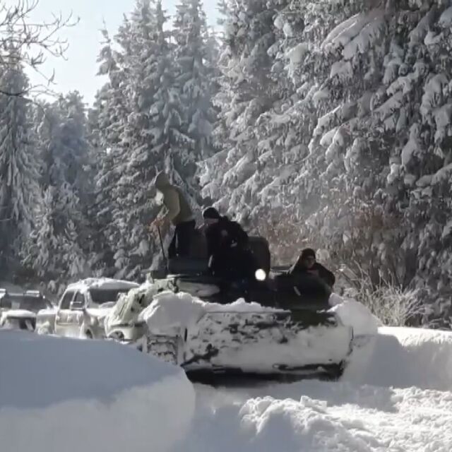 Блокираните в снежен капан в Родопите са спасени