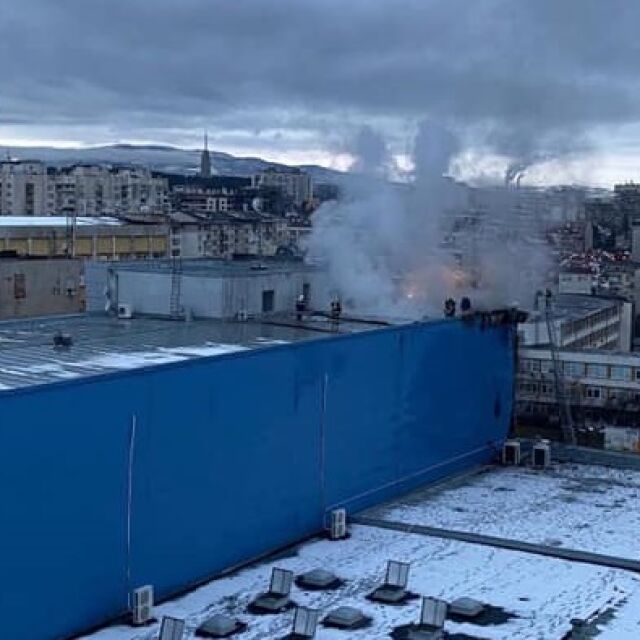 Пожар в столичния мол „Скай сити“ (СНИМКИ И ВИДЕО)