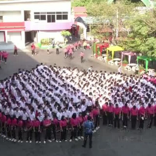 Тайландски ученици изпратиха "сърце" на Китай в подкрепа на борбата с епидемията от коронавирус (ВИДЕО)