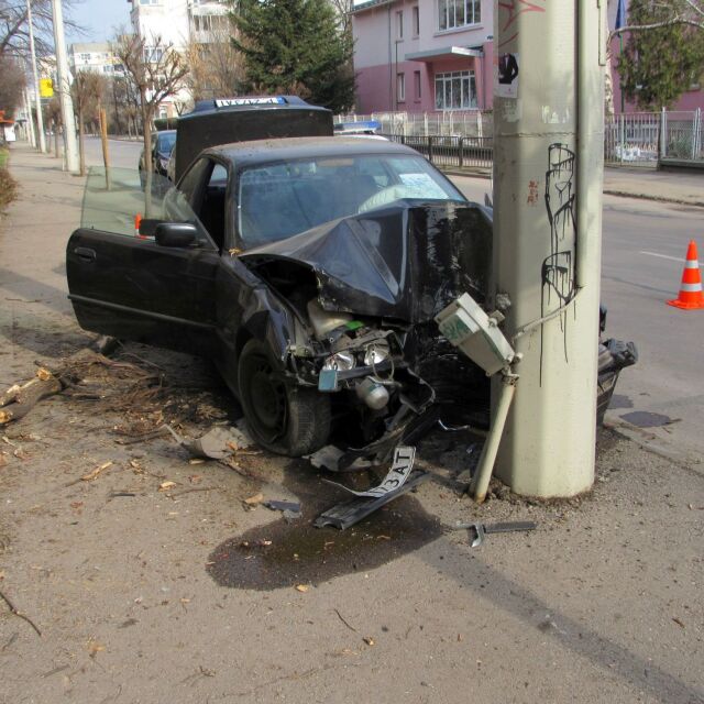 Кола отсече дърво и се заби в тролейбусен стълб в Русе