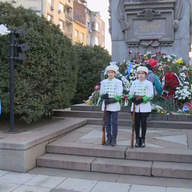 Бойко Борисов постави цветя на паметника на Васил Левски в София