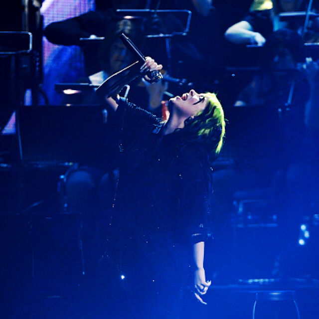 Били Айлиш взриви наградите БРИТ с изпълнение на песента към Джеймс Бонд (ВИДЕО)