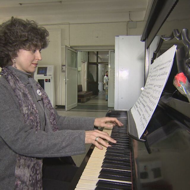 Жена, преборила рака, дари пиано и свири в онкологията в София