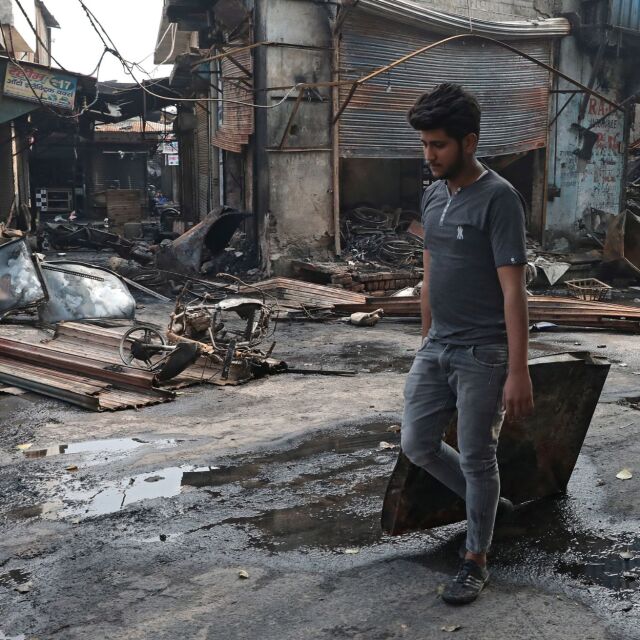 Над 20 убити при религиозни сблъсъци по улиците на Делхи (СНИМКИ И ВИДЕО)