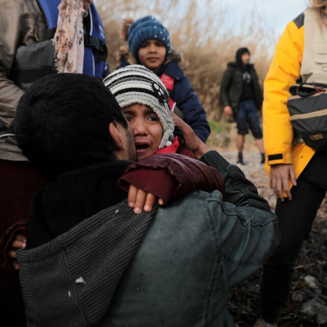 Гърция транспортира непридружени и непълнолетни мигранти от лагерите