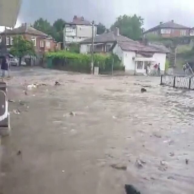 Фекални води по улиците на Средец след всеки дъжд