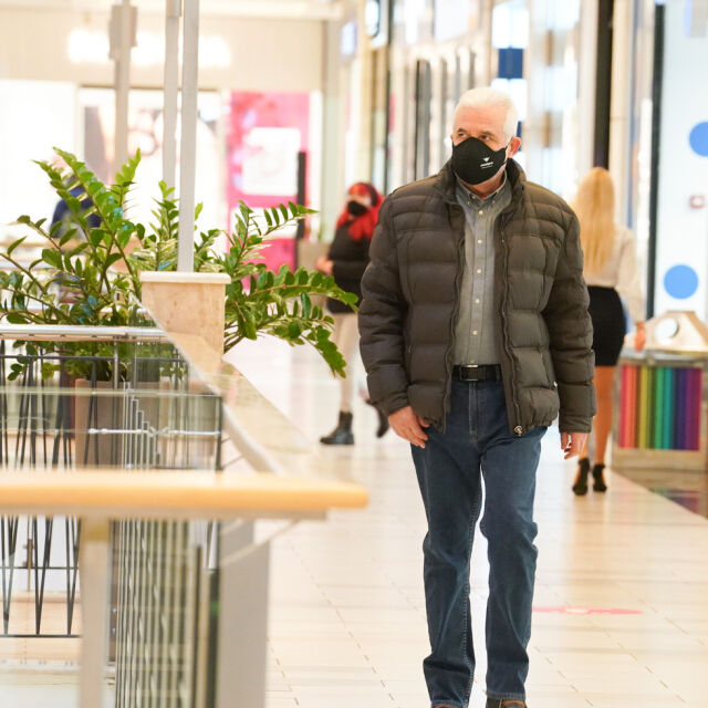 Кръгом: Икономическият министър отмени решението си за големите магазини