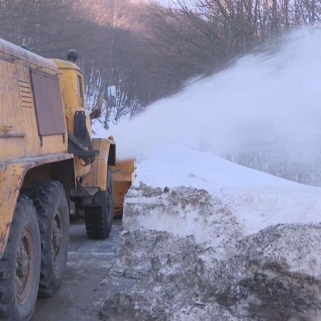 Машини срещу зимата: Освобождават Троянския проход от снежния капан
