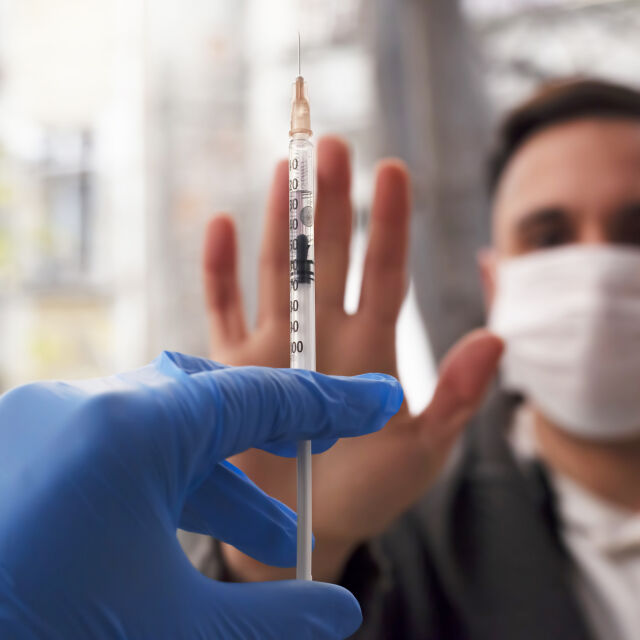 Антиваксъри нападнаха медици в мобилен пункт за ваксинация срещу COVID-19 