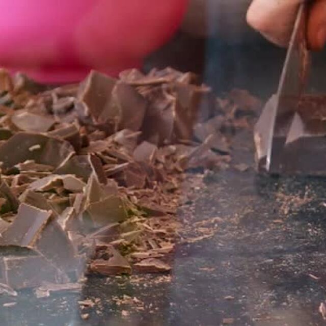 Как да си направим шоколадови бонбони от дюлева ракия и шарена сол (ВИДЕО)