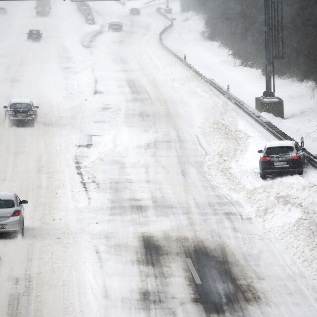 Снежна буря предизвика транспортен хаос в Германия