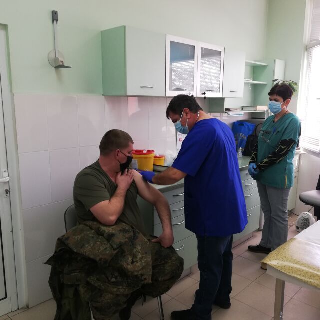 Първите имунизирани срещу COVID-19 военнослужещи са от Карлово
