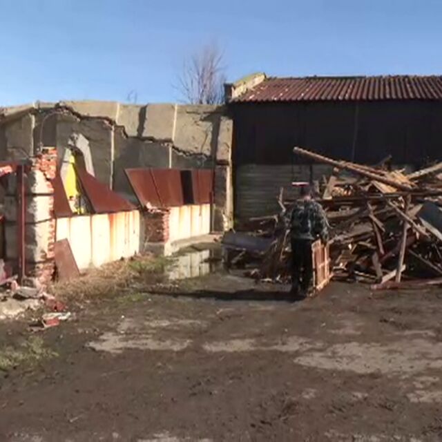 Щети за хиляди левове: Стопанска постройка рухна върху техника след бурята снощи