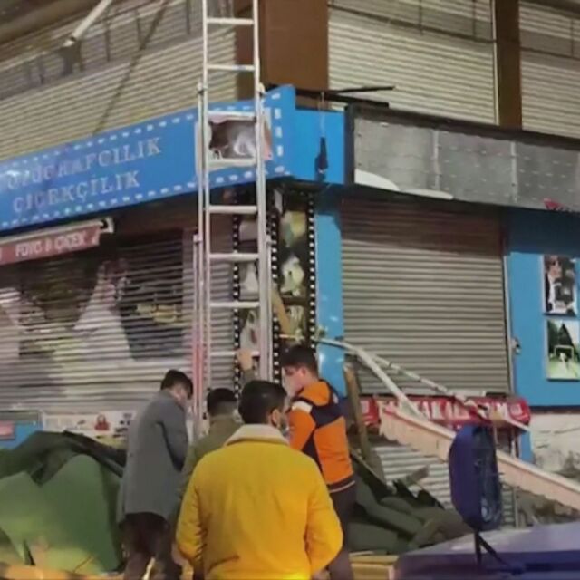 Буря в Истанбул: Мъж се спаси на косъм от падащ покрив (ВИДЕО)