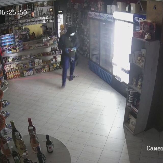 Обир за 14 секунди: Камера засне светкавичната кражба в магазинче в Благоевград
