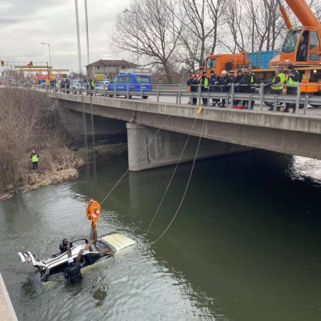 Кола падна в река Искър от мост в София, има загинал
