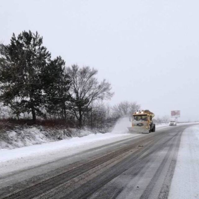 Зимна пътна обстановка: Ограничения на движението през проходите "Петрохан" и "Предела"