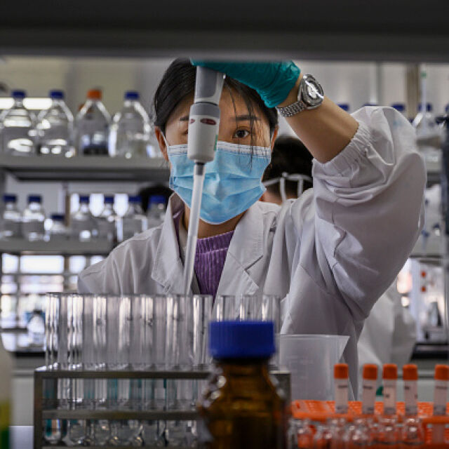 Китай ще тества хиляди стари кръвни проби от Ухан за следи от COVID-19