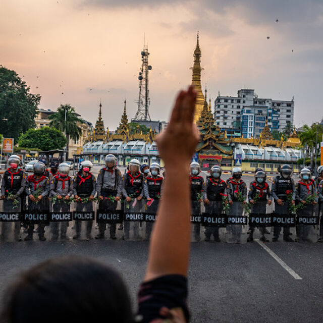 Мианмар: Страх от репресии срещу протестиращи, след като военните пуснаха танкове по улиците