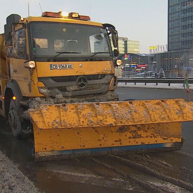 Улиците и булевардите в София са обработени срещу заледяване