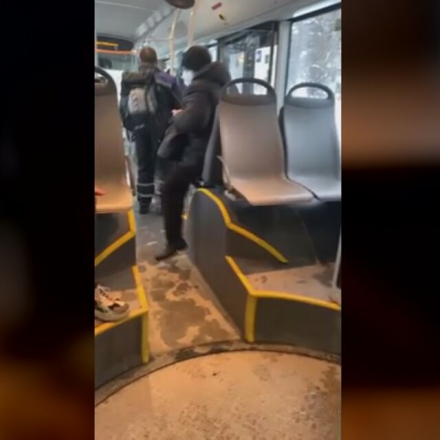 Бой в градския транспорт: Пътник извади чук, защото си изпуснал спирката