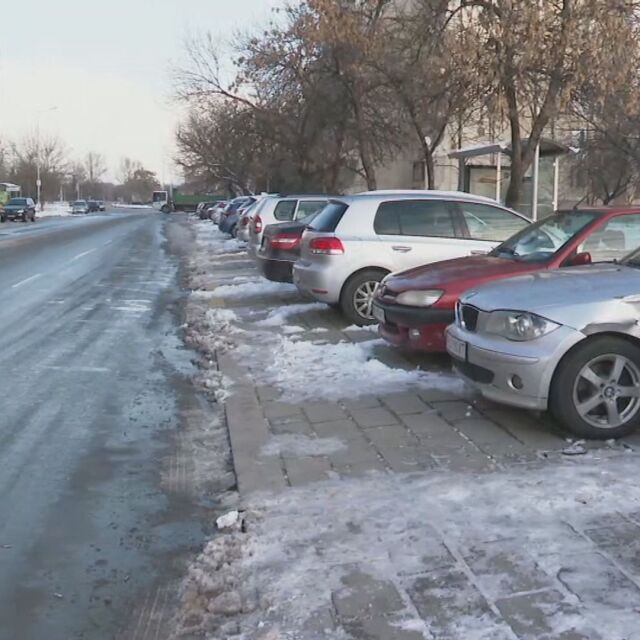 Млад шофьор удари паркирани коли в Пловдив при опит за завой