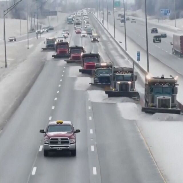 В синхрон: 7 снегорина чистят магистрала в САЩ (ВИДЕО)