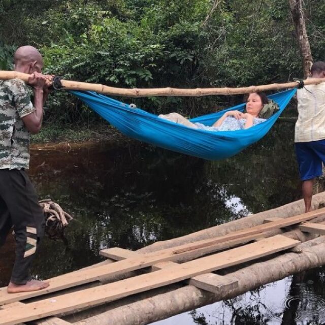 55 часа спасяваха живота на актрисата Ашли Джъд в джунглата на Конго (СНИМКИ)