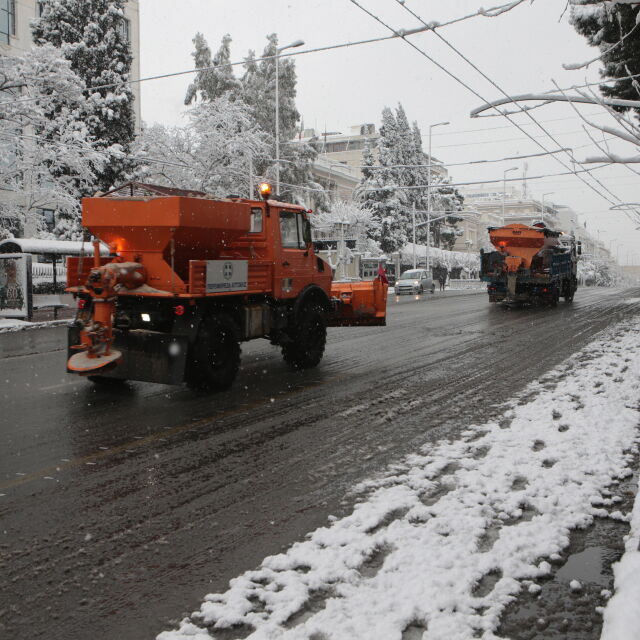 Силна снежна буря в Гърция остави хиляди без ток