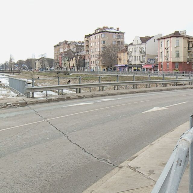 Асфалтът на „Лъвов мост“ се разцепи, общината проверява 