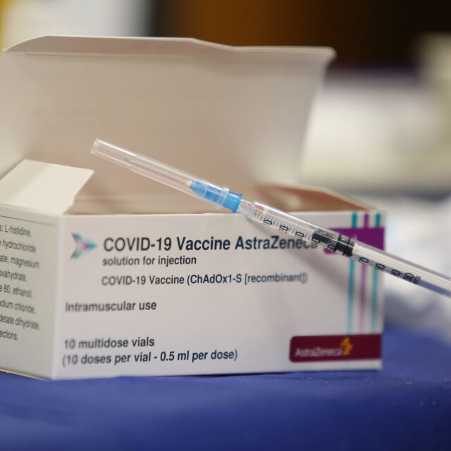 Възобновява се ваксинацията с „АстраЗенека“ у нас