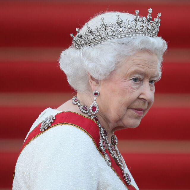 Кралица Елизабет II: Ваксинацията не боли, направете го с мисъл и за другите
