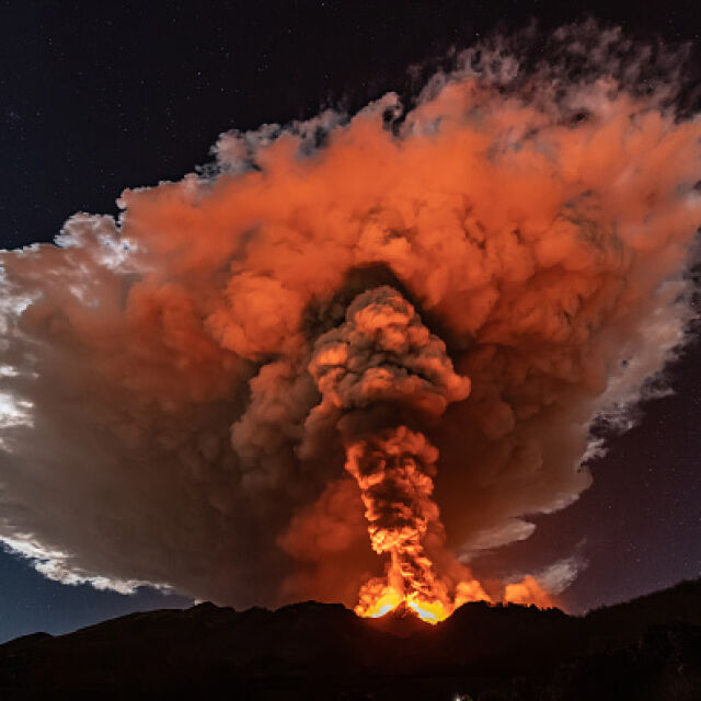 Вулканът Етна изригва вече 10 дни (ГАЛЕРИЯ)