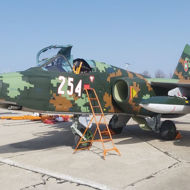 Каракачанов изпробва един от ремонтираните Су-25 (ВИДЕО)