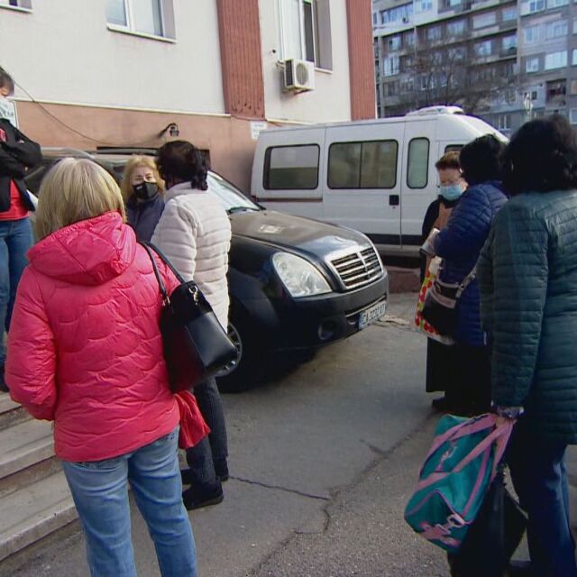 Опашка за ваксини пред СРЗИ: Личните лекари в София ще получат по 30 дози