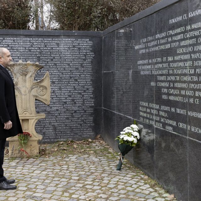 Политици отдадоха почит на жертвите на комунистическия режим в България